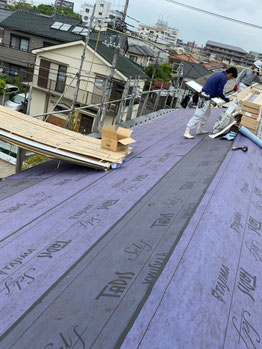 施工中 下地ルーフィン張