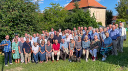 Gruppenbild vor der Kirche in Großkröbitz