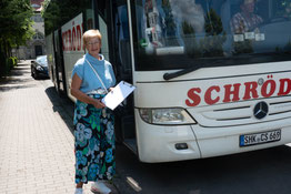 Elisabeth Wackernagel gibt das Zeichen zum Aufbruch