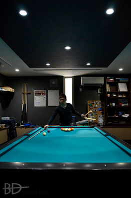 あるお宅のビリヤードルームにて。羅立文（JPBA）