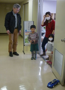 この写真は、3月24日お預かりしたラジコンカーをお渡しした時です。動作確認してもらいました。^^