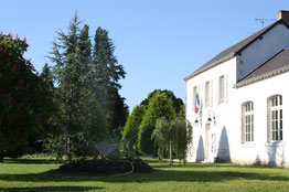 La mairie de Lassay-sur-Croisne, village touristique typique entre Sologne et Vallée du Cher, à quelques kilomètres de Romorantin