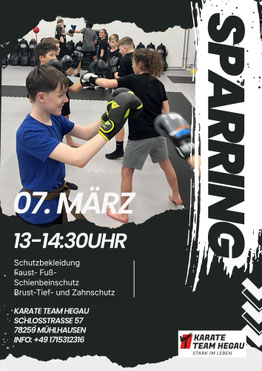 Kinder, Jugendliche u. Erwachsenen lernen vorsichtig das Kickbox Sparring kennen. Sicherheit steht an erster Stelle.