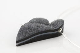 Herz Anhänger aus Onyx mit silbernem Halsreif
