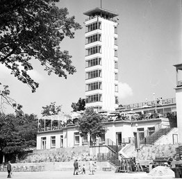 Sonnenterrasse am Müggelturm um 1958, Foto: Helmut Peter Fieweger. Hahnemühle Fotopapier 50x50cm, 120 EUR