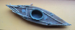 Petit kayak en terre, oeuvre unique fabriquée et offerte par Eliza en 2011