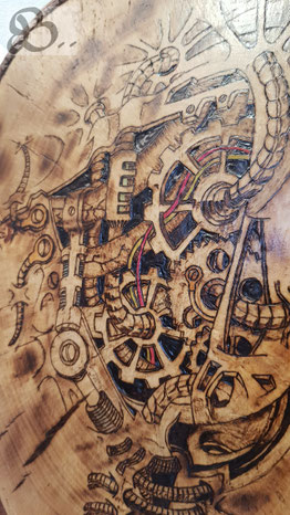Holzbrandmalerei im Steampunk-Stil auf runder Holzscheibe. Das detailreiche Pyrografie-Kunstwerk zeigt ein mechanisches Uhrwerk mit Zahnrädern, Kolben und Kabeln in Rot und Gelb. Tiefe Schattierungen erzeugen 3D-Optik.