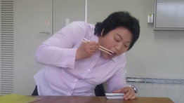 食いしん坊役を演じる女優伊達麻子が美味しそうに料理を食べている画像