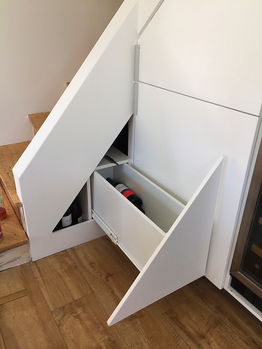 Agencement sous escalier en Médium laqué Blanc Velour