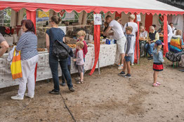 Kuchenstand der Volkssolidarität zum Heidefest 2019