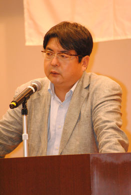 講演する阿比留氏=23日午後、市健康福祉センター