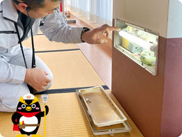 【写真】避難誘導灯の内部点検｜消防設備点検