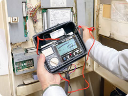 【写真】火災受信機の絶縁測定｜消防設備点検