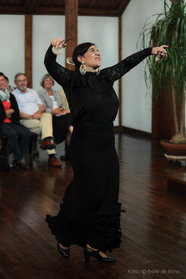 Flamencotänzerin Rosa Martínez tanzt beim Flamencokonzert "Feurige Momente" am 30.06.2017 als Teil des Ensembles "Alma Flamenca" in der Evangelischen Kirche Königswinter-Oberpleis / Color-Foto by Boris de Bonn