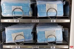 Distributeur automatique de masques à Vélizy 2.