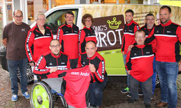 Das Team Andre mit Ralf König vor einem Bus von König's Brotkorb