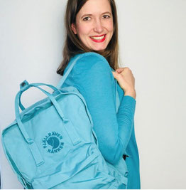 Fjällraven Känken Rucksack als Wickeltasche in türkis getragen von Mamablogger auf einer Schulter