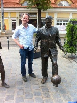 Axel an der Statue von Ferenc Puskas