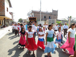 Escuelas y colegios de Jaramijó (Ecuador) desfilan conmemorando el aniversario 15 de su cantón (2013).