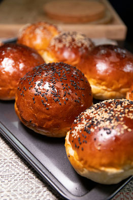 Die Verwendung von süßen Brioche-Brötchen für Burger wird als unpraktisch und geschmacklich unpassend empfunden