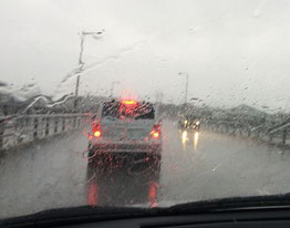 雨天時は早めにヘッドライトを点灯 人と車の安全な移動をデザインするシンク出版株式会社 雨天時は早めにヘッドライトを点灯 人と車の安全な移動をデザインするシンク出版株式会社
