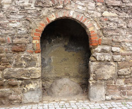 Der Lügenstein in der Klostermauer