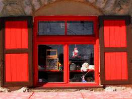 rot gestrichenes Fenster am Pordoi-Pass