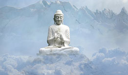 Sur fond de montagnes enneigées, en hiver, un bouddha en pierre blanche, position assise