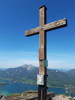 Sparber Gipfelkreuz, im Hintergrund der Wolfgangsee und der Schafberg