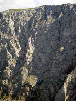 gekletterte Route (rot), Nordwand Route Sadlik/Ertl 1920 (3-, blau, Ausstieg nur ungefähr)