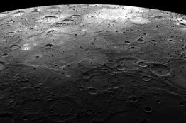 Diese vulkanische Ebenen sind Spuren von Vulkanismus an Merkurs Oberfläche. Sie weisen Ähnlichkeiten mit den Maria des Mondes auf, aufgenommen am 20. Januar 2009 von MESSENGER.