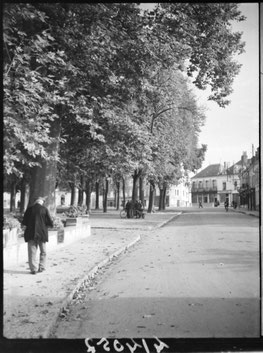 « Scène de vie quotidienne à Château-du-Loir, Sarthe, en automne 1941 : habitants dans la rue. Photographie d'archive par Sylvain Knecht. »