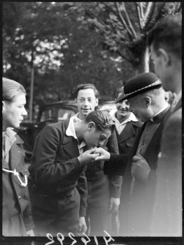 "Mgr Grente, évêque du Mans, bénissant un jeune des Chantiers de la Jeunesse française au château de la Marcellière en 1941 en sarthe.