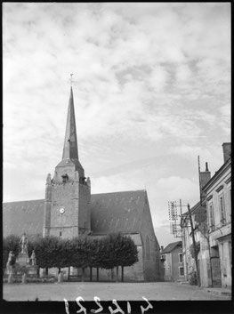 "photo de l'église, de la place principale et du monument aux morts de la ville de marçon dans la sarthe en 1941".