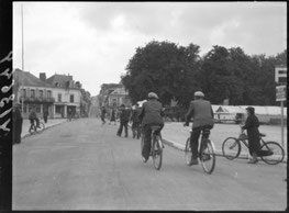 « Scène de vie quotidienne à Château-du-Loir, Sarthe, en automne 1941 : habitants dans la rue. Photographie d'archive par Sylvain Knecht. »