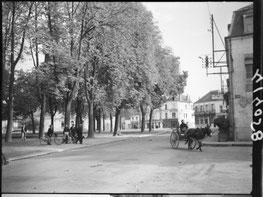 « Scène de vie quotidienne à Château-du-Loir, Sarthe, en automne 1941 : habitants dans la rue. Photographie d'archive par Sylvain Knecht. »