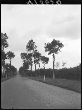 « Scène de vie quotidienne à Château-du-Loir, Sarthe, en automne 1941 : habitants dans la rue. Photographie d'archive par Sylvain Knecht. »