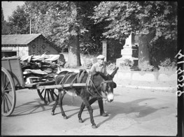 « Scène de vie quotidienne à Château-du-Loir, Sarthe, en automne 1941 : habitants dans la rue. Photographie d'archive par Sylvain Knecht. »