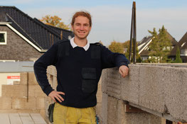 Henrik Pauly beim Bau eines Hanfhauses