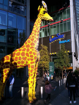 Potsdamer Straße, Giraffe aus Legosteinen