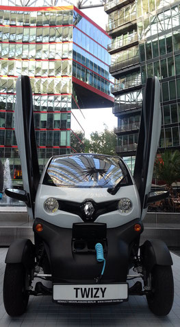 Ausstellung eines Elektroautos im Sony Center