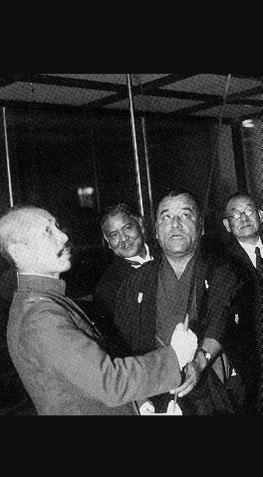 Kôson mostrando  un tachi de  Kurihara Akihide al  Ministro de Guerra  Araki Sadao