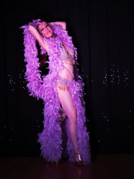 Sur l'image, un costume pour Cabaret où autre type de spectacle. C'est un ensemble, haut et jupe, en plumes violettes et décorations en doré.