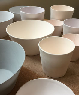 Atelier de céramique Brigitte Morel. Pièces en porcelaine biscuitées attendant d’être émaillées. Les couleurs vont se révéler après la dernière cuisson.