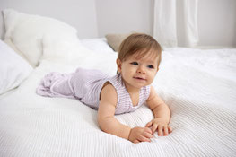 Baby im Schlafsack von LÄSSIG im Kinderbett