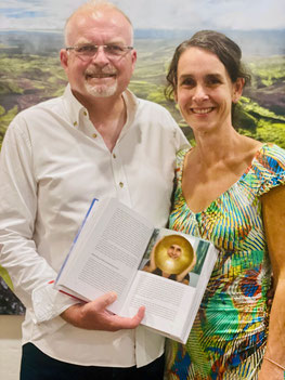 Porträt von Simone Scheuner, Co-Autorin im Buch „Neurosensitivität – Die Reise ins Ich“, lizenzierte Neurocoachin (nach Dr. P. Wyrsch), gemeinsam mit Prof. Dr. Hans-Günter Lindner