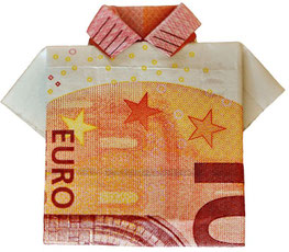 Ein 10-Euro-Schein, der zu einem Hemd gefaltet ist.