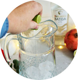 Bild: Rezept Winter Cocktail - perfekt für Advent, Weihnachten oder die Silvester party. Winter Mojito mit Batida Rum, Kokosnuss, Granatapfel und Minze // Rezept und Fotos von Partystories.de // #Wintercocktail #Mojito #Weihnachtscocktail #batida