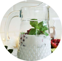 Bild: Rezept Winter Cocktail - perfekt für Advent, Weihnachten oder die Silvester party. Winter Mojito mit Batida Rum, Kokosnuss, Granatapfel und Minze // Rezept und Fotos von Partystories.de // #Wintercocktail #Mojito #Weihnachtscocktail #batida