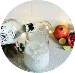 Bild: Rezept Winter Cocktail - perfekt für Advent, Weihnachten oder die Silvester party. Winter Mojito mit Batida Rum, Kokosnuss, Granatapfel und Minze // Rezept und Fotos von Partystories.de // #Wintercocktail #Mojito #Weihnachtscocktail #batida
